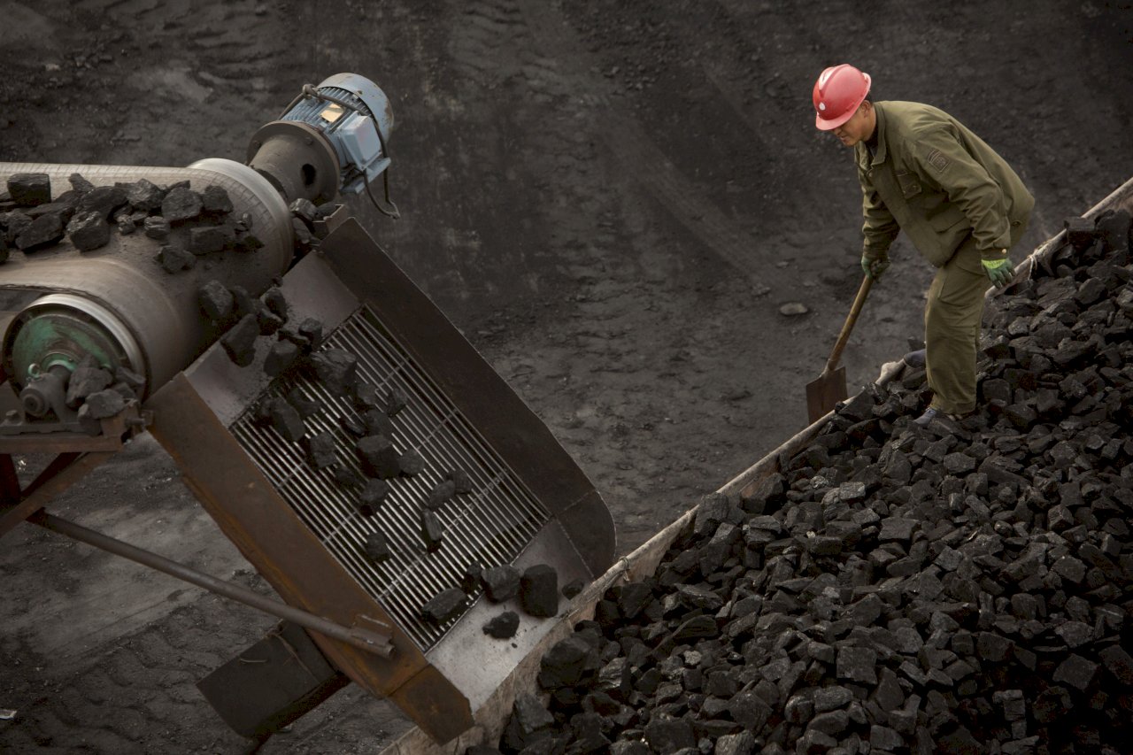 Lawmakers mull complete sanction on Russian fossil fuels