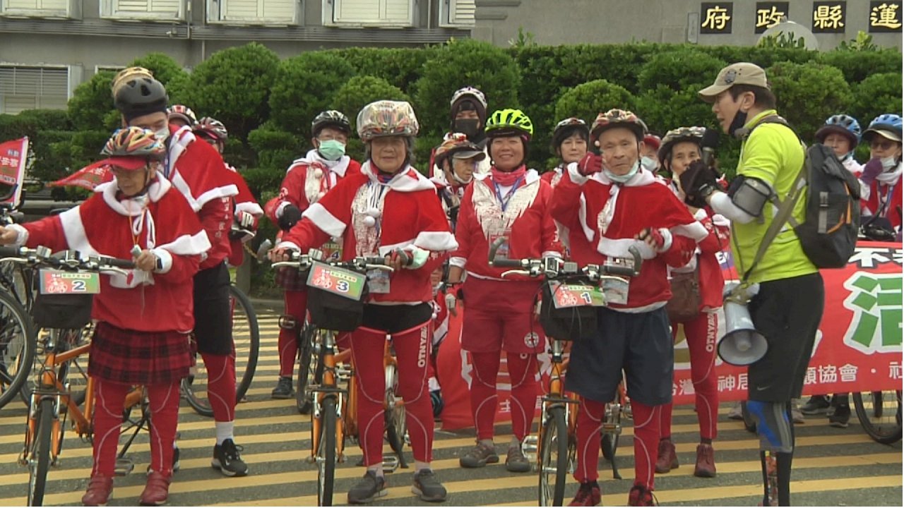 Video: Elderly Santas cycle round Taiwan, giving Christmas presents