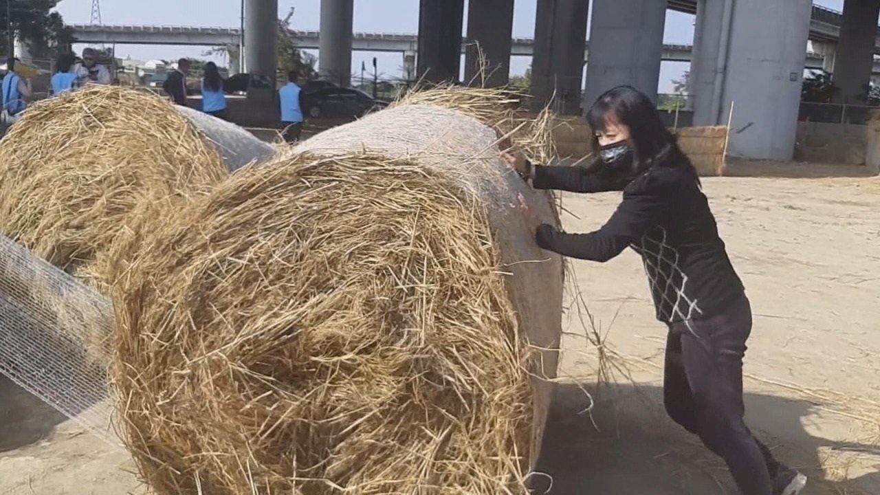 Video: Yunlin town creates giant maze from bales of rice straw