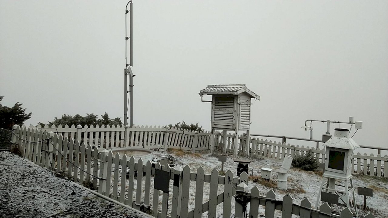 First snow of the season falls on Taiwan’s highest peak
