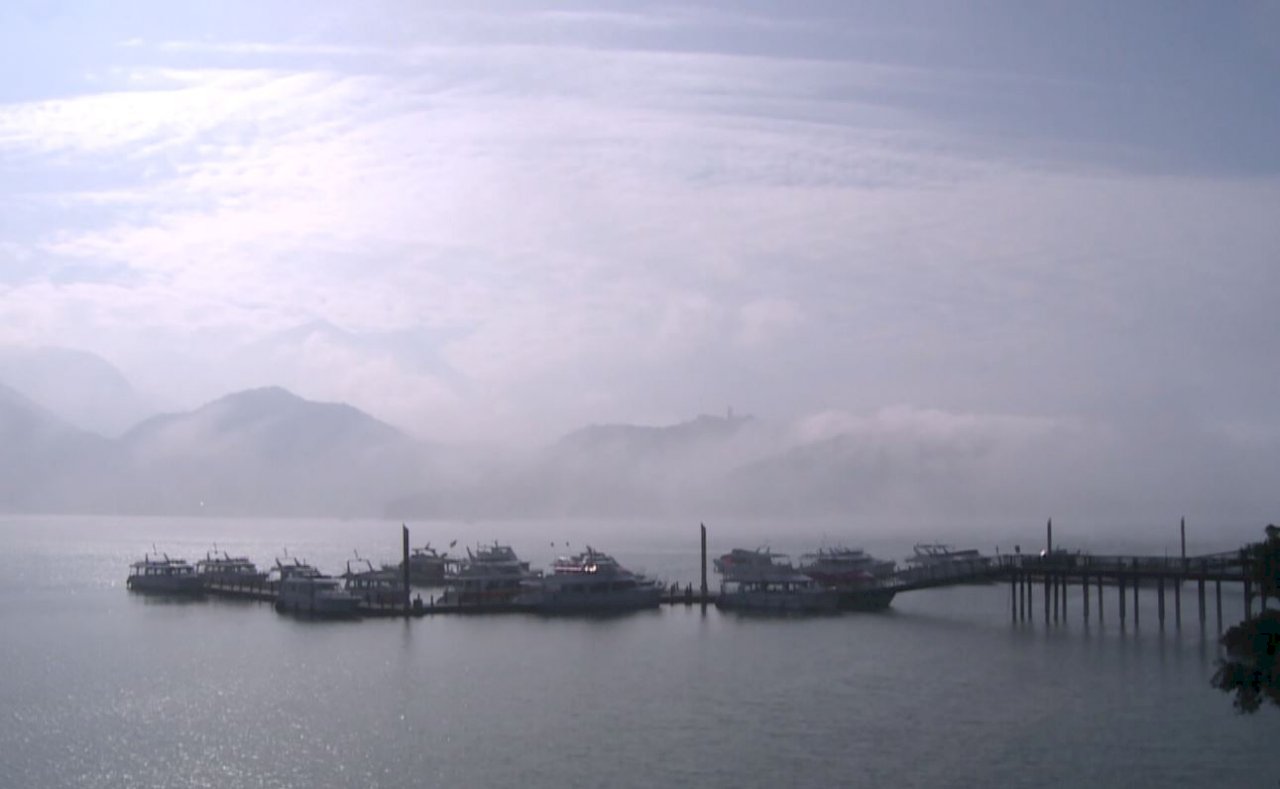 VIDEO: Mist turns Sun Moon Lake into fairyland