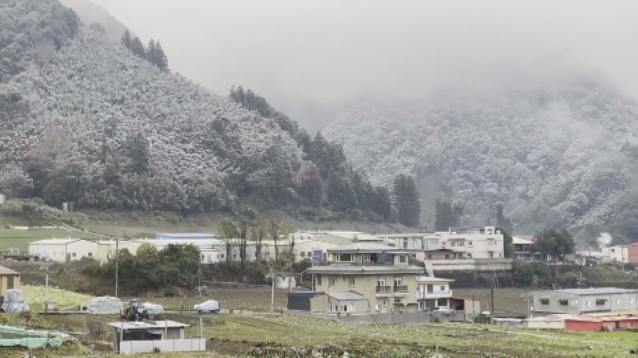 Video: Cold snap brings snow to Taiwan’s mountains