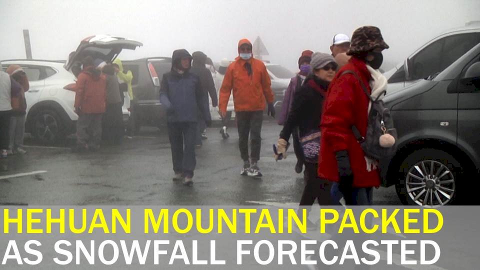 Video: Visitors flock to Hehuan Mountain awaiting first snow of year