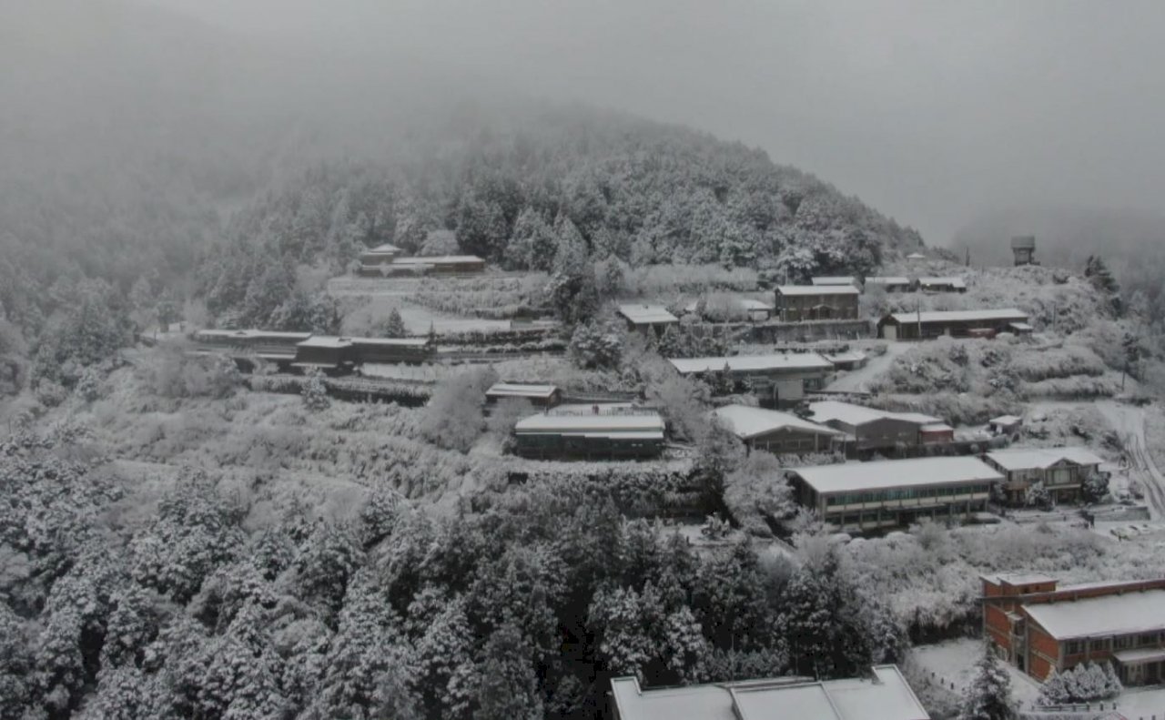 Video: Snow coats Taiwan’s high mountains