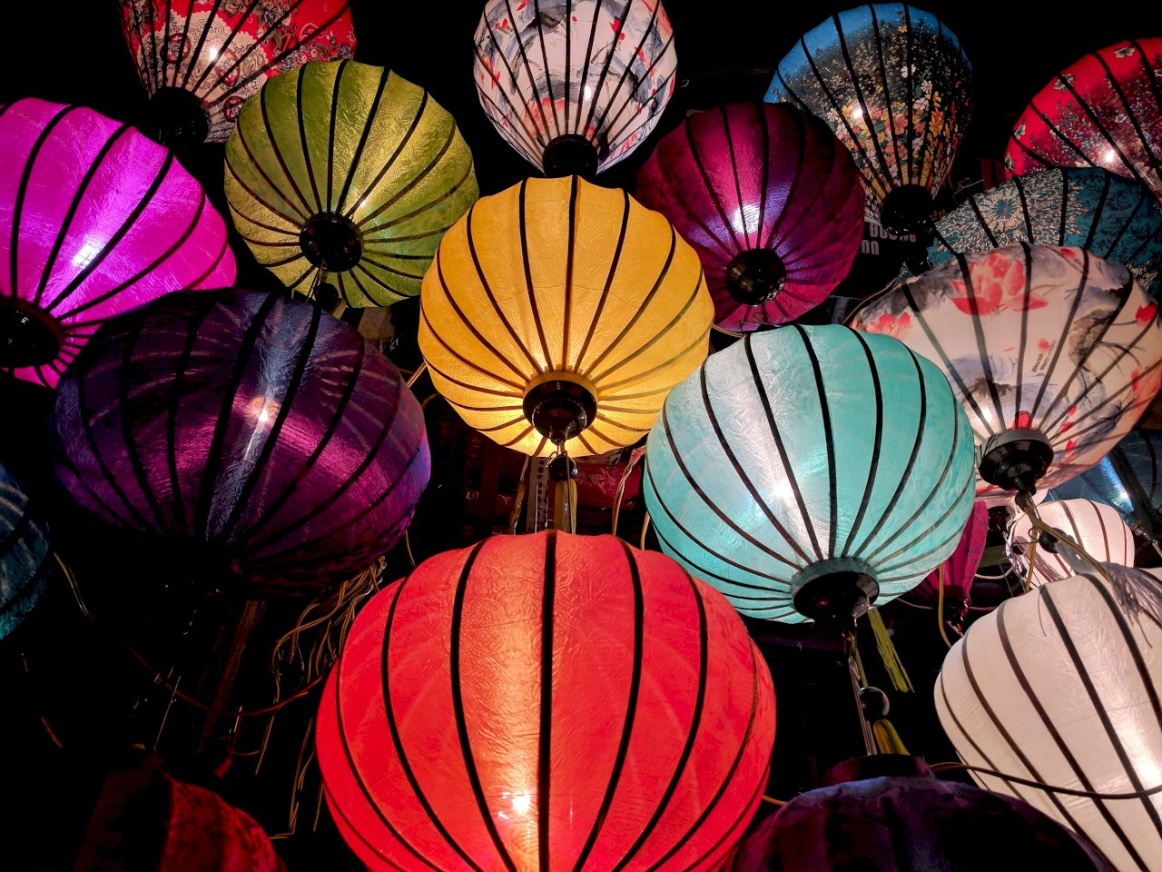 Health minister: Go on with Lunar New Year plans but avoid crowds