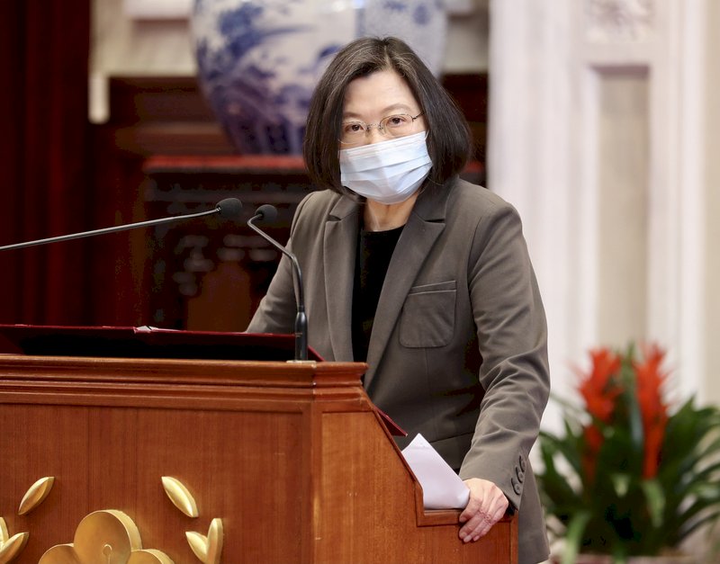 Tsai honors public officials for changes, improvement in government