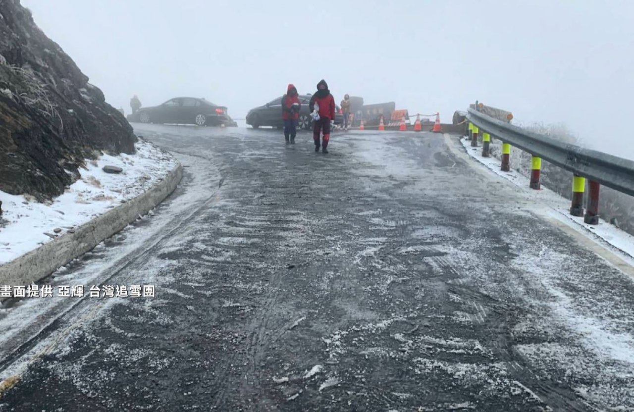 Sleet falls on Hehuan Mountain as cold front hits Taiwan again