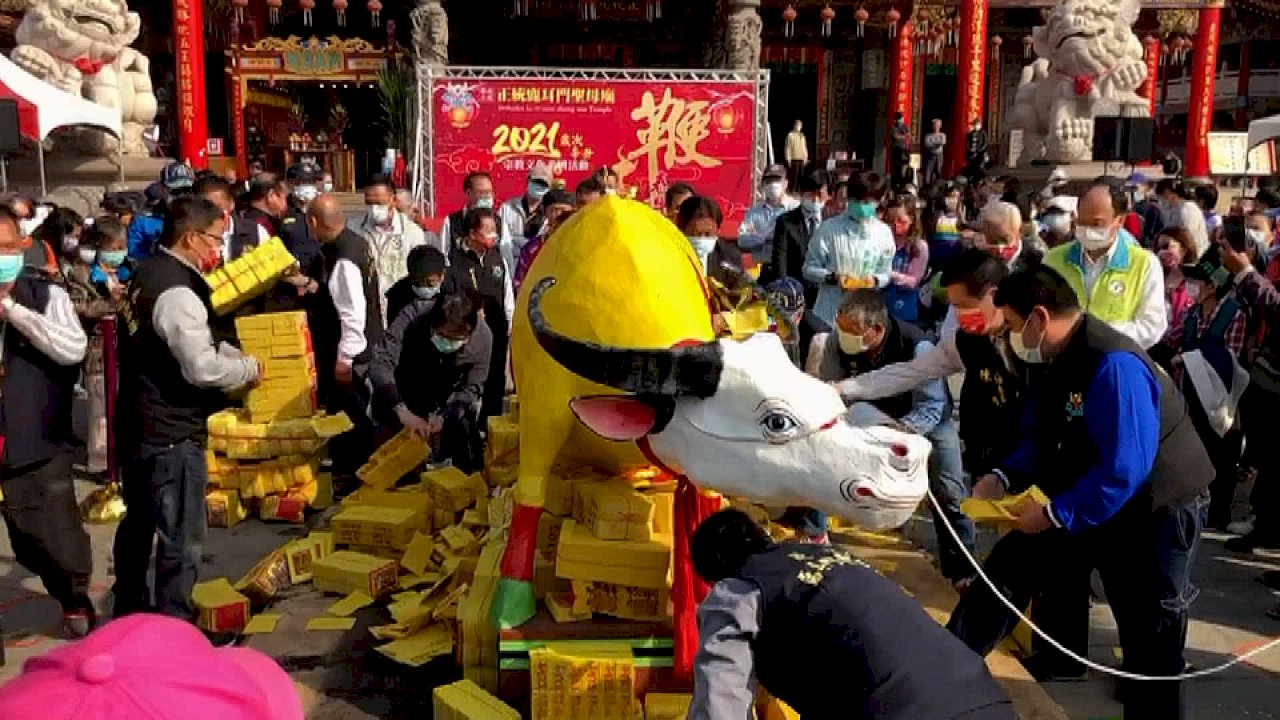 VIDEO: Tainan temple holds “whipping the spring ox” ritual