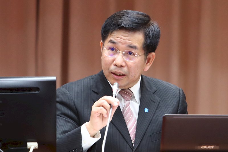 Education minister reports on programs to boost English proficiency