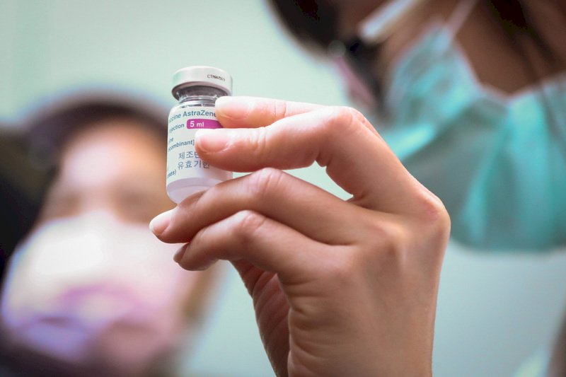 Taiwan decides to keep administering AstraZeneca COVID vaccine
