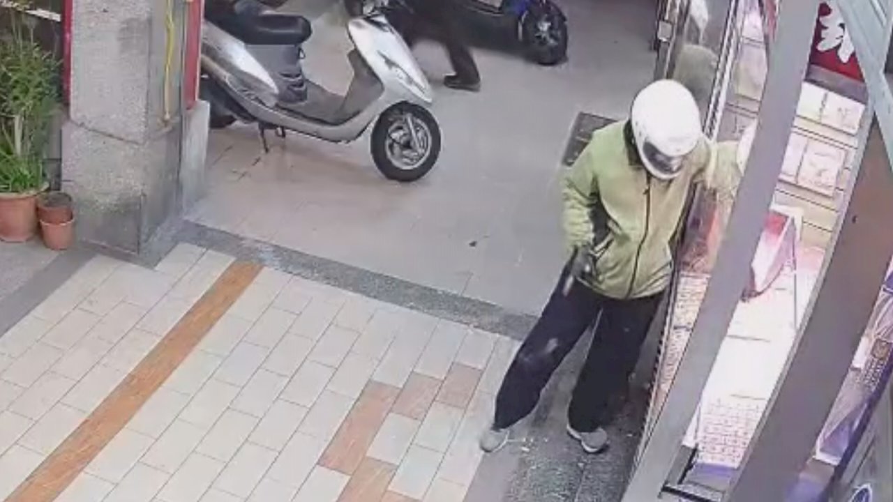 VIDEO: Miaoli jewellery thieves carry out lightning-speed heist