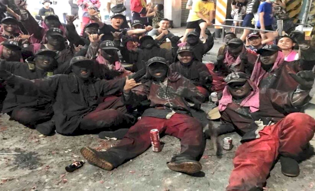 VIDEO: Palanquin bearers at Beigang Matsu pilgrimage get faceful of soot