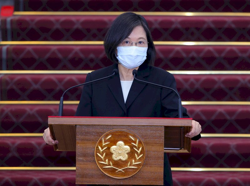 Tsai urges the public to stay alert amid a surge in COVID-19 infections
