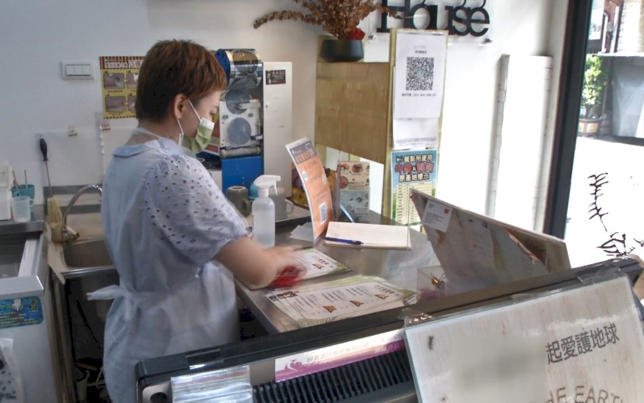 VIDEO: Restaurant business drop 70% after COVID alert raised to Level 3