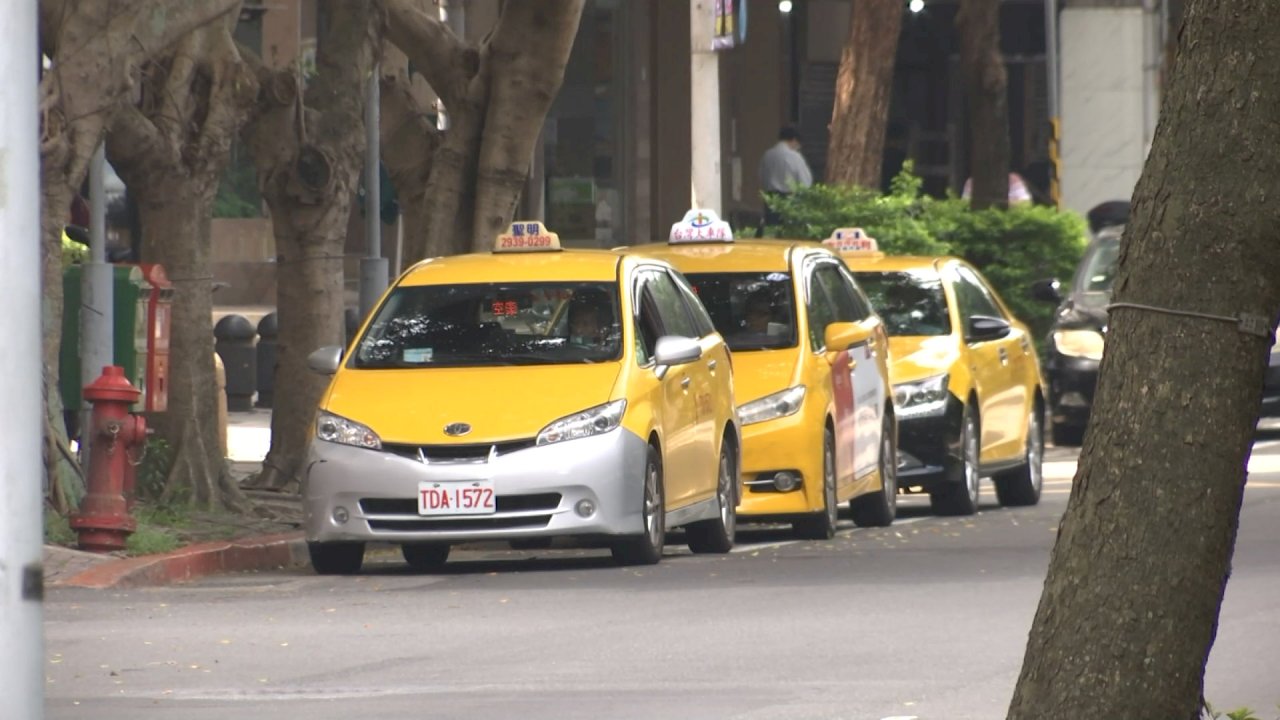 VIDEO: Taxi drivers call for gov’t relief as COVID keeps passengers away