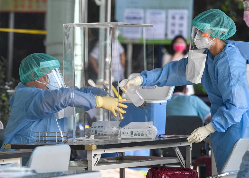 Initial batch of 150,000 Moderna COVID-19 vaccines arrive
