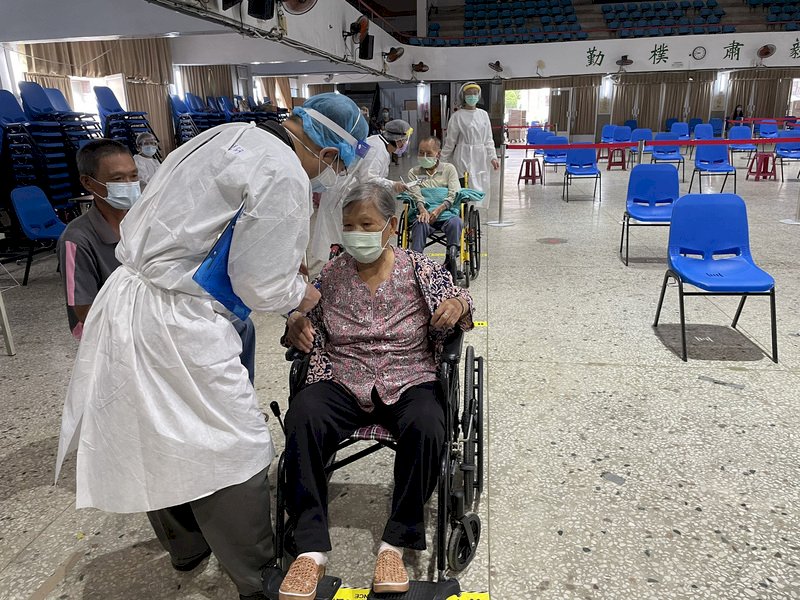 Health Minister: Senior citizens should keep getting COVID vaccine