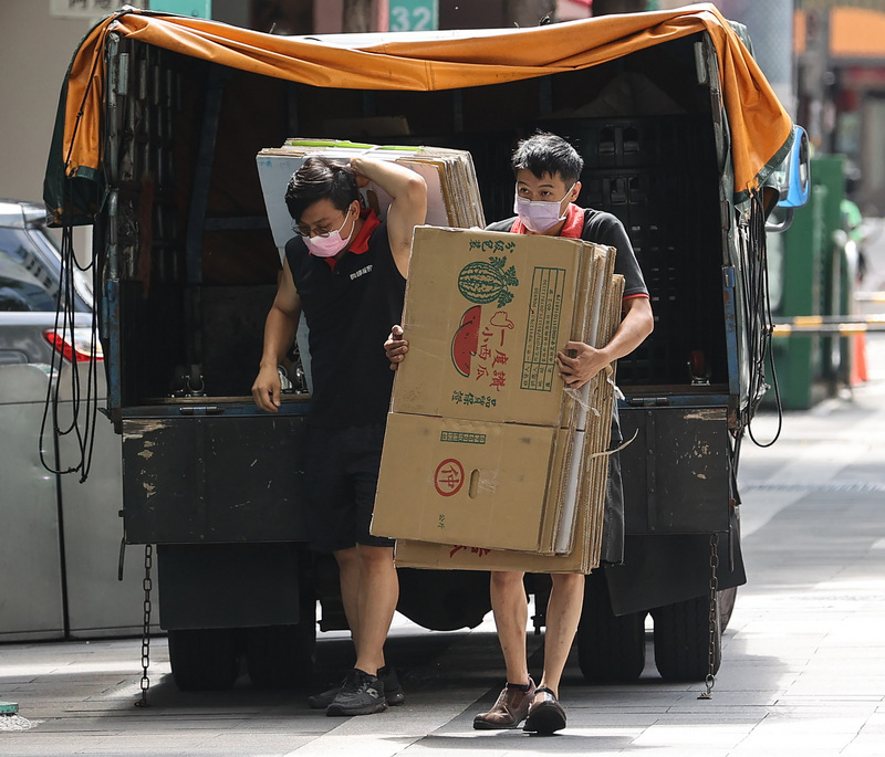 Failure to protect workers from heat hazards could land employers NT$300,000 fines