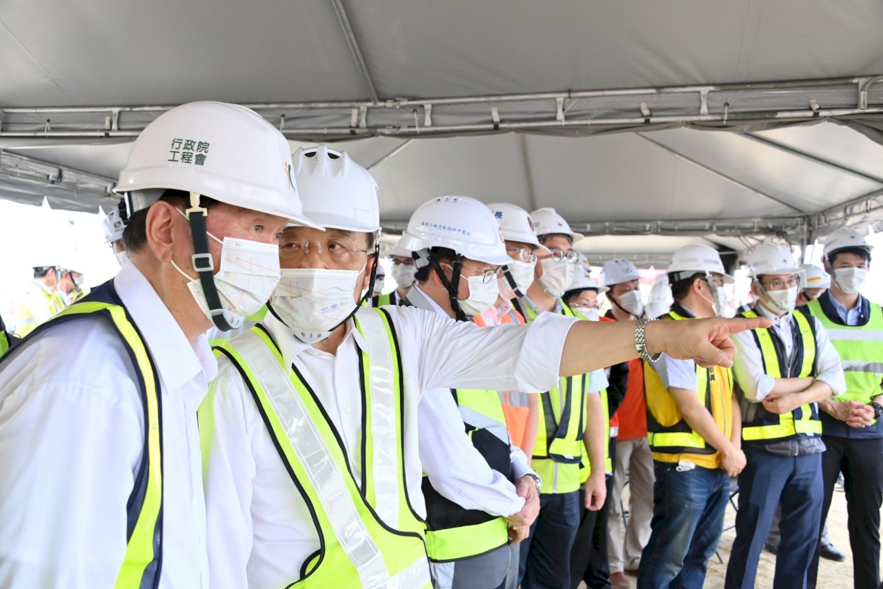 Transport ministry: Airport laborers should get vaccinated before arrival