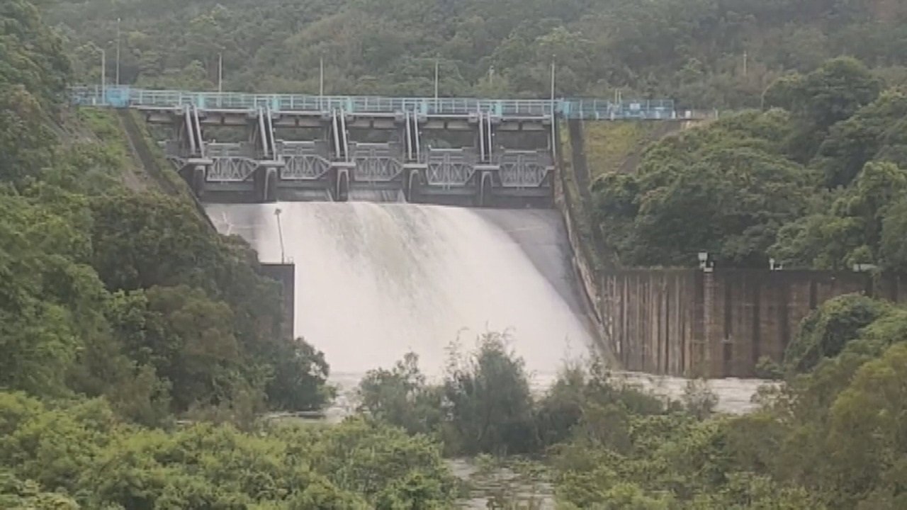 Video: Reservoir discharges water as typhoon approaches Taiwan