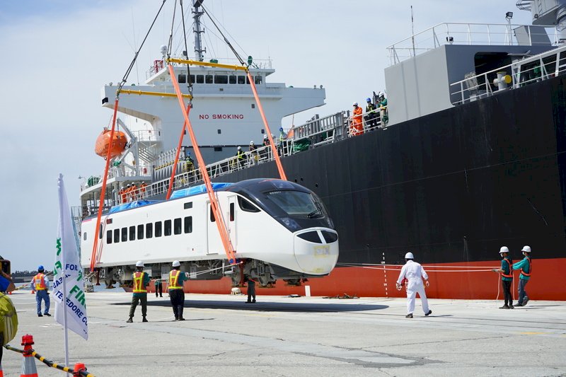 First new intercity express train arrives in Taiwan