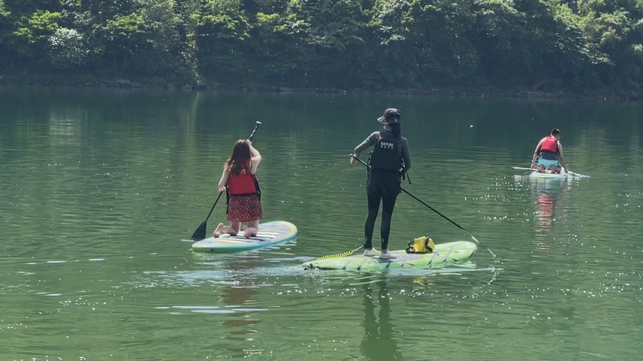 VIDEO: People rush to beaches, mountains as COVID alert level lowered