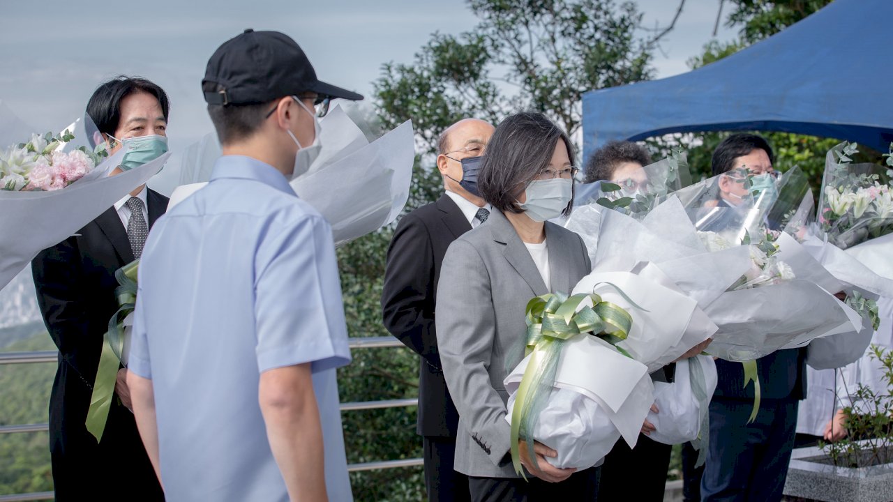 Officials pay respects to Lee Teng-hui on anniversary of his death