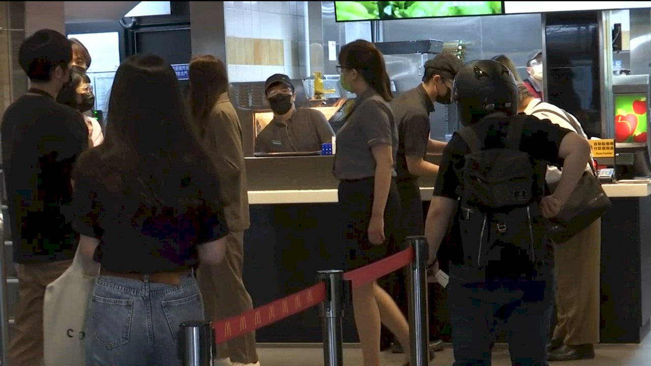 VIDEO: Taipei and New Taipei allow dining in at restaurants, night markets