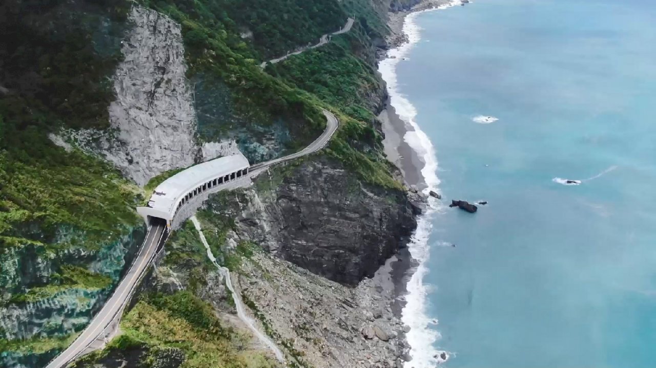 VIDEO: New Yilan tourist spot lets visitors “swing” into the sea