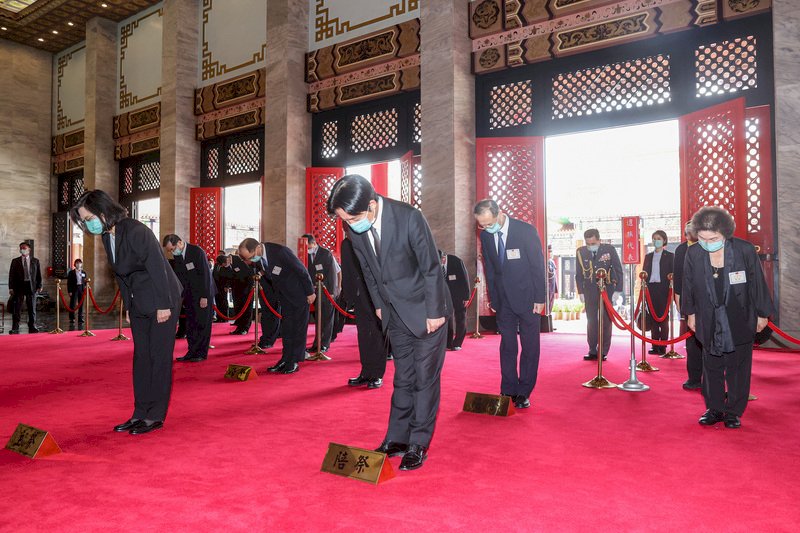 President Tsai leads memorial ceremony at martyrs’ shrine
