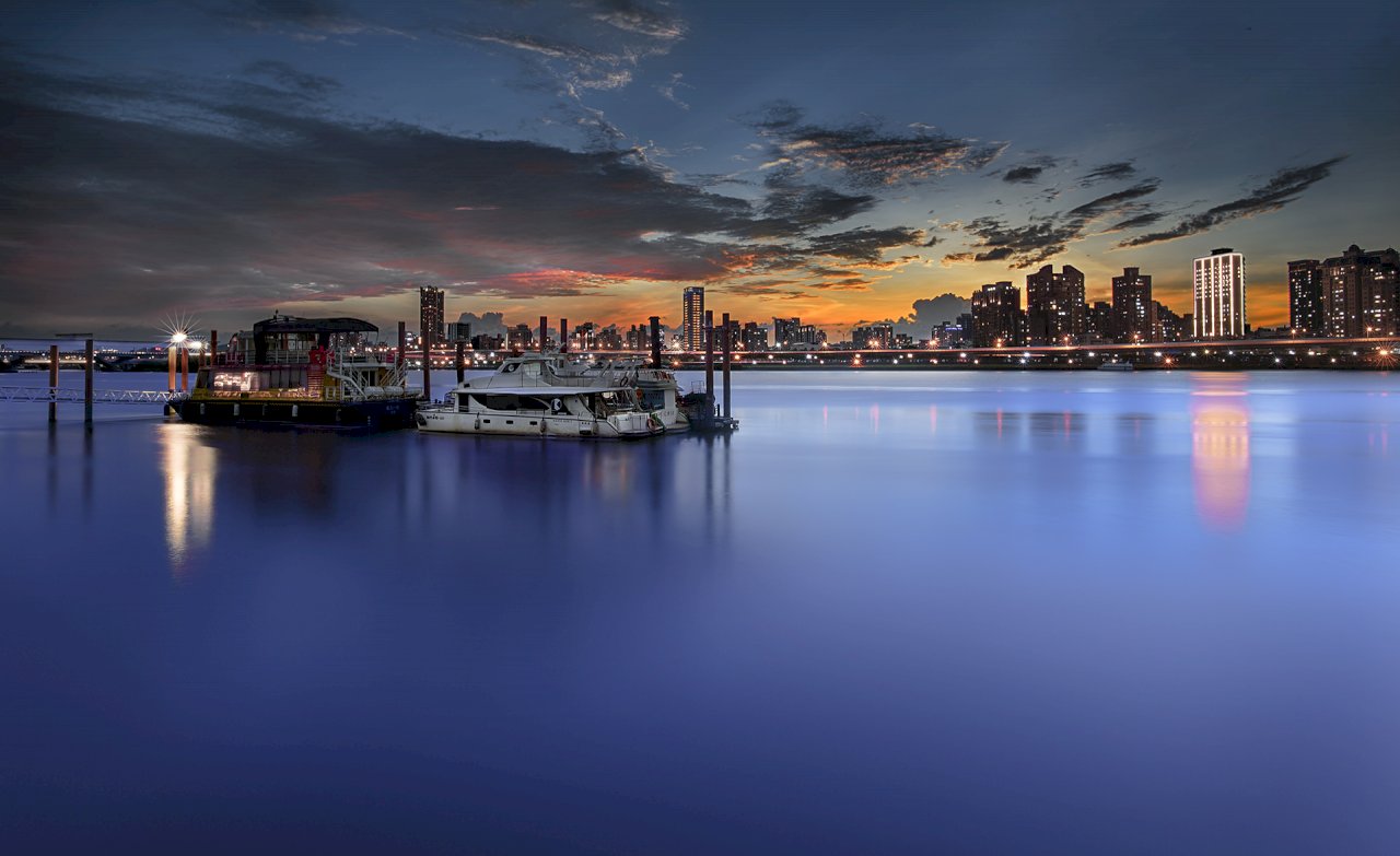 Sunset at Taipei's Dadaocheng Wharf