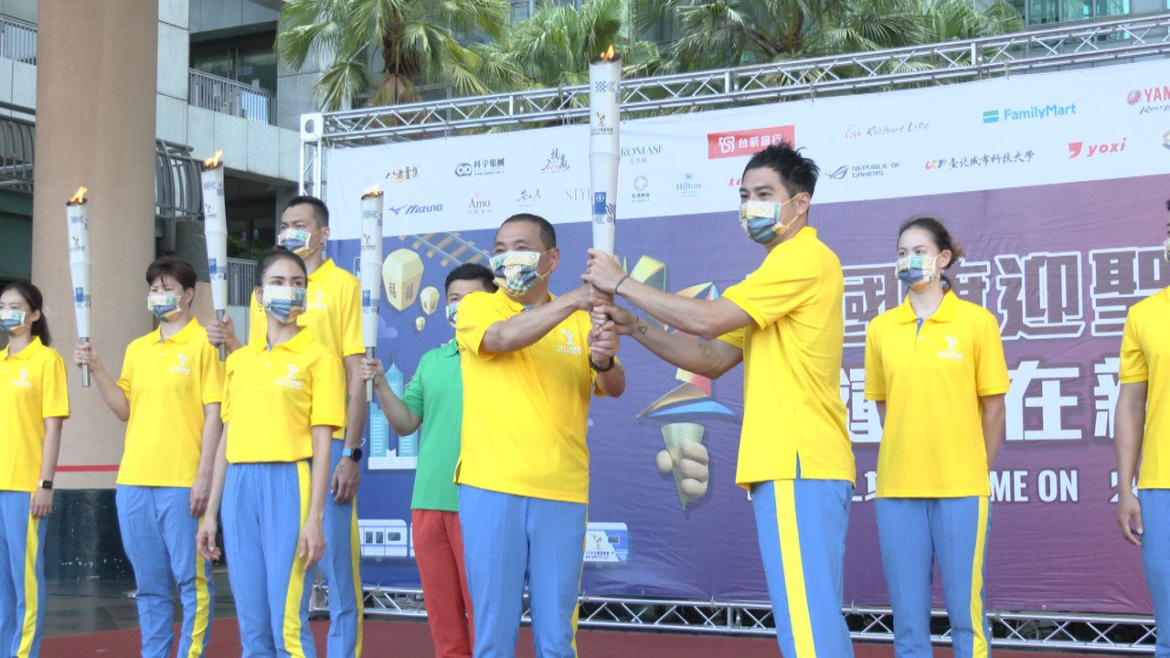 Video: Olympians welcome National Games torches to New Taipei