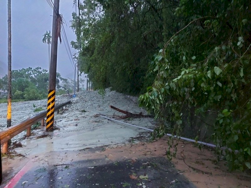 VIDEO: Typhoon Kompasu brings strong winds and heavy rain