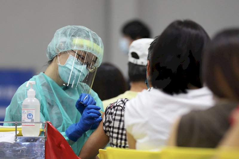 Taiwan health minister says people may mix COVID vaccines