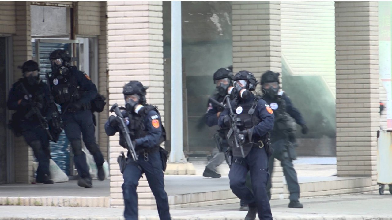 Taiwan anti-terror training center gives training demo