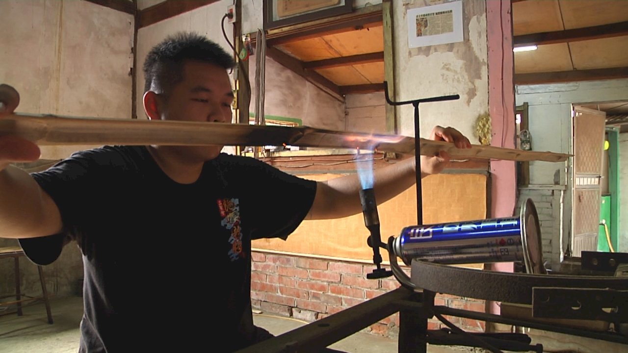 VIDEO: Taiwan’s fourth-generation bamboo craftsman is not afraid of snakes