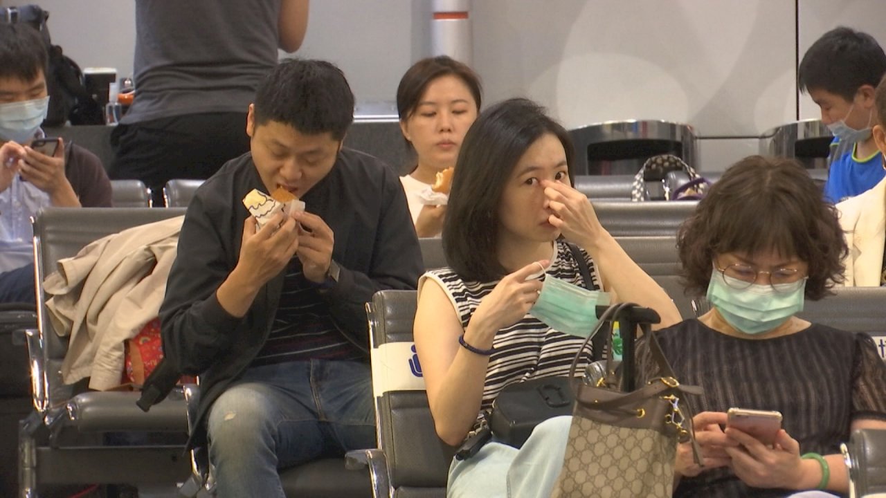 VIDEO: Eating and drinking now permitted at Taiwan’s mass transit centers