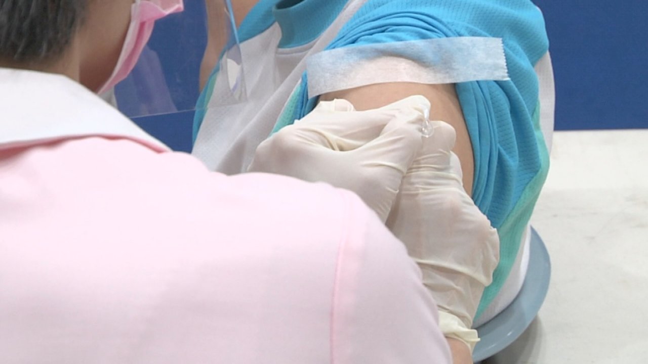 VIDEO: Second COVID-19 vaccine dose - when and which kind?