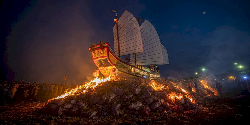 VIDEO: Temple burns King Boat to drive out COVID-19