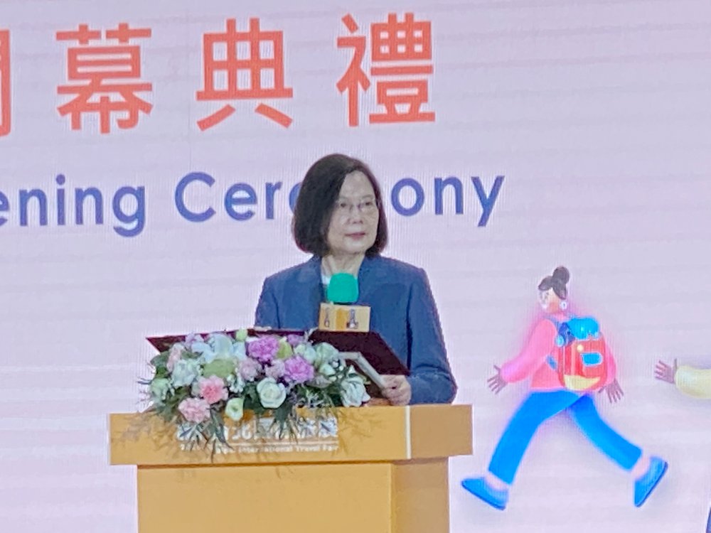 Tsai encourages domestic tourism at opening of annual travel fair