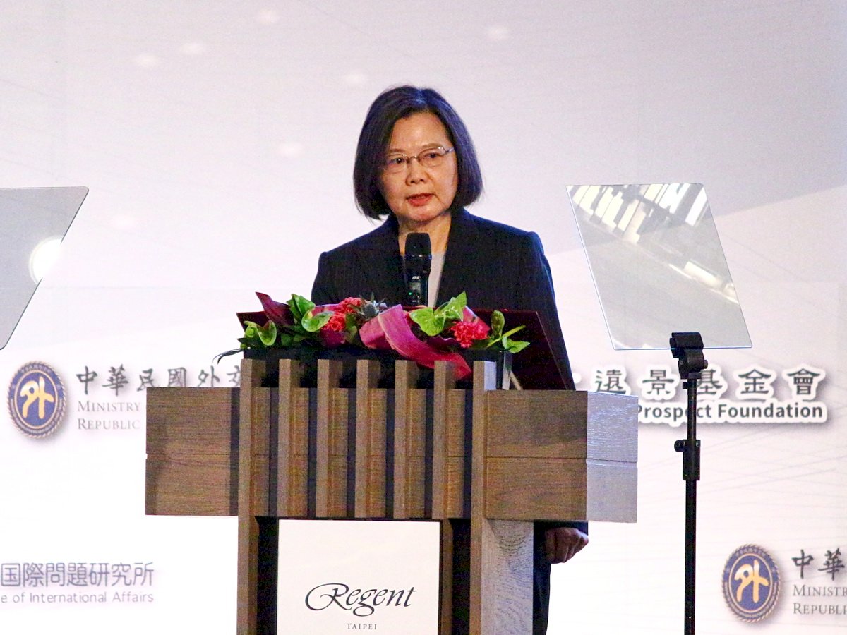 Tsai urges voters to support government’s position in referendum