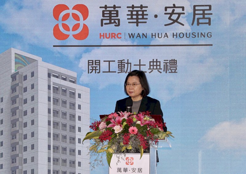 Tsai hails construction of Taipei’s first prefab public housing complex