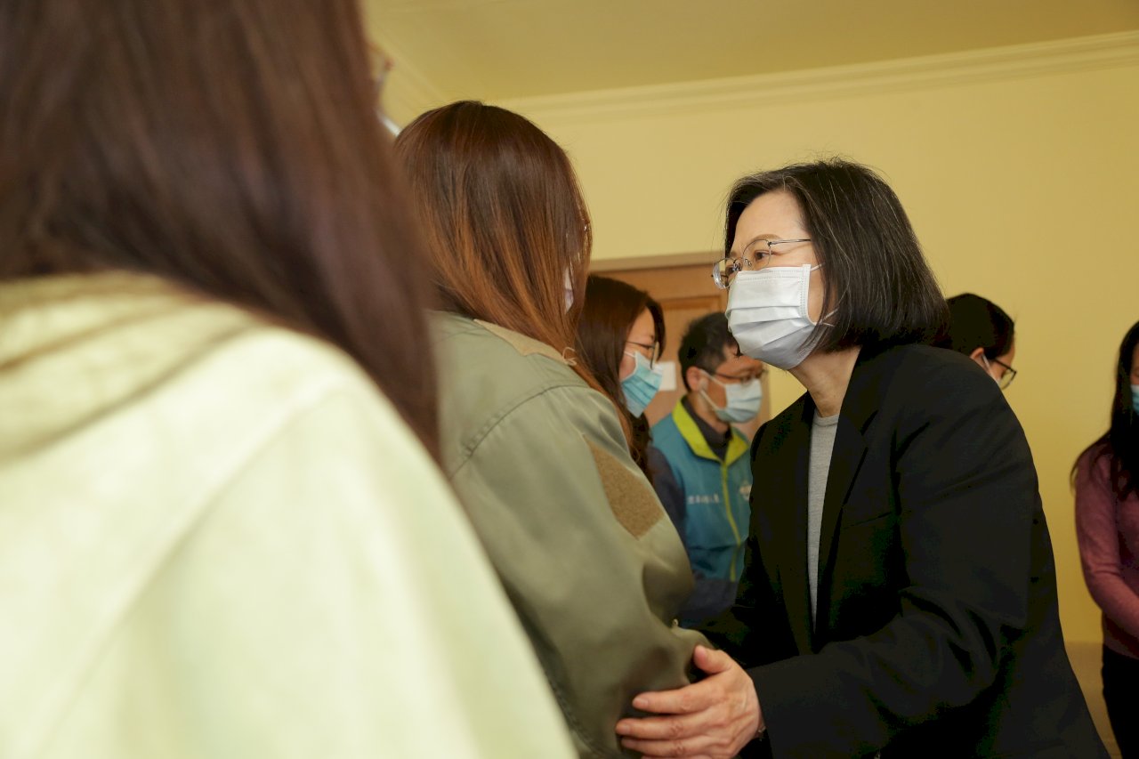 President meets family of missing air force pilot