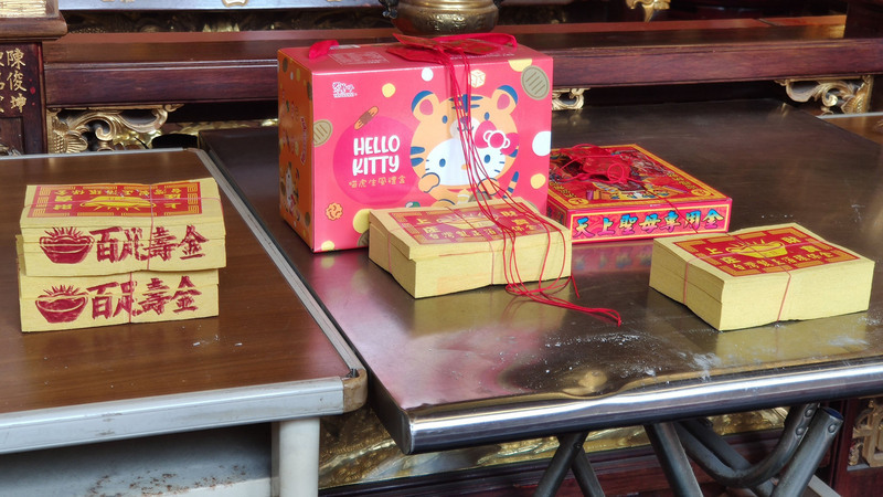 VIDEO: Tainan temple offers lucky-charm bricks for donation