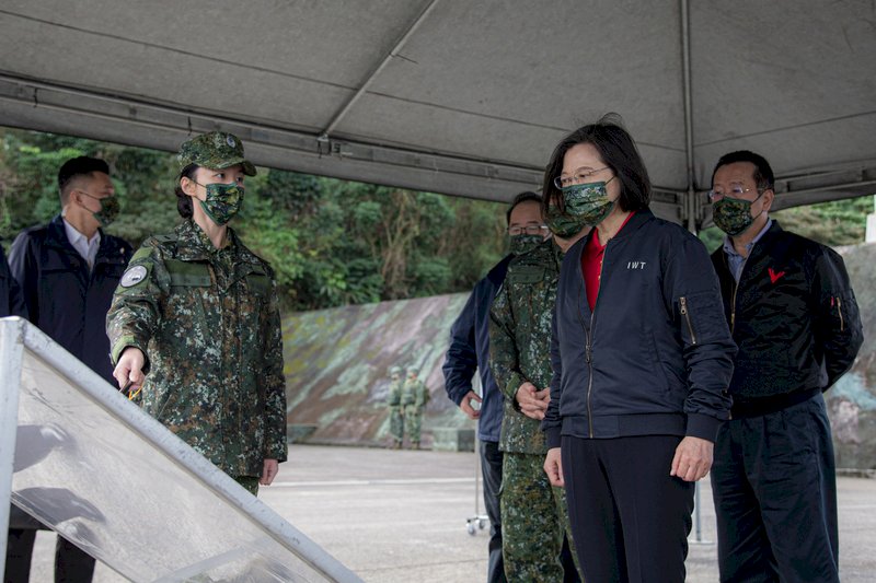 President Tsai visits workers and soldiers on duty