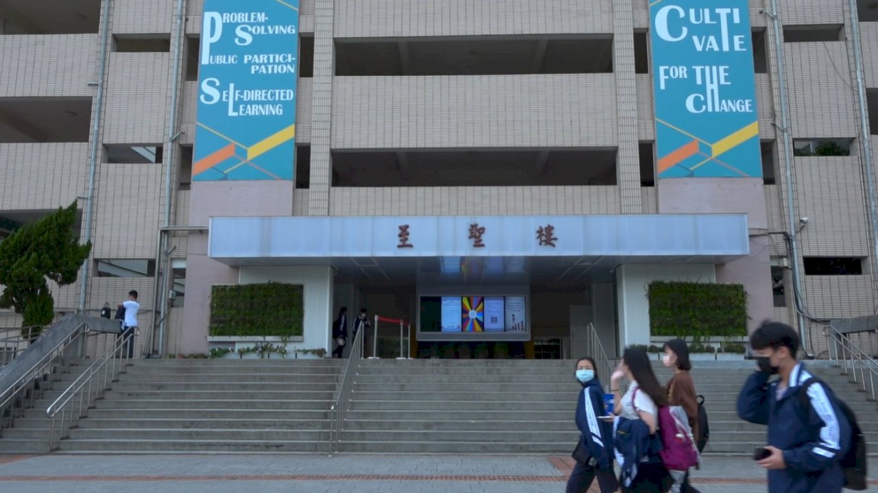 Government to fund new bilingual courses in 60 high schools this fall