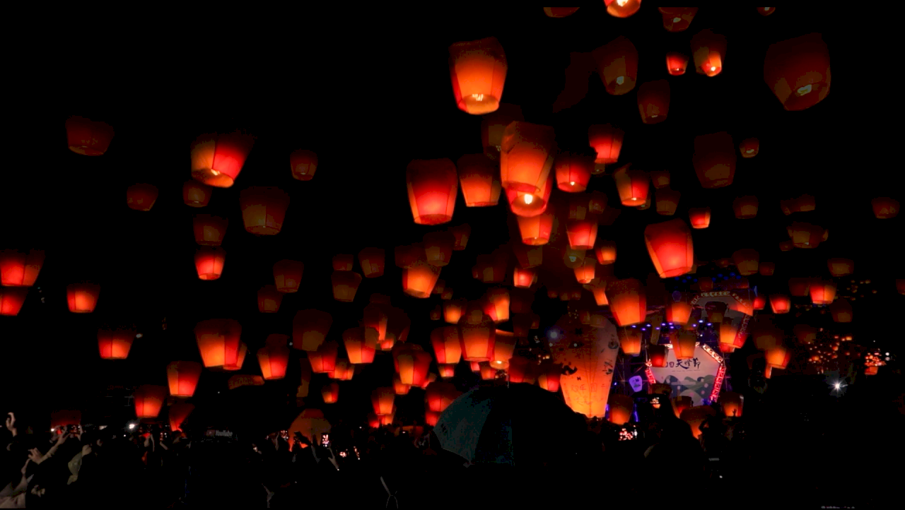 VIDEO:Sky lanterns take to the heavens in Pingxi