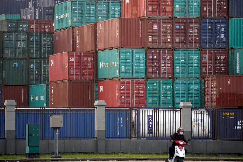 Taiwan’s yearly economic growth forecasts lowered