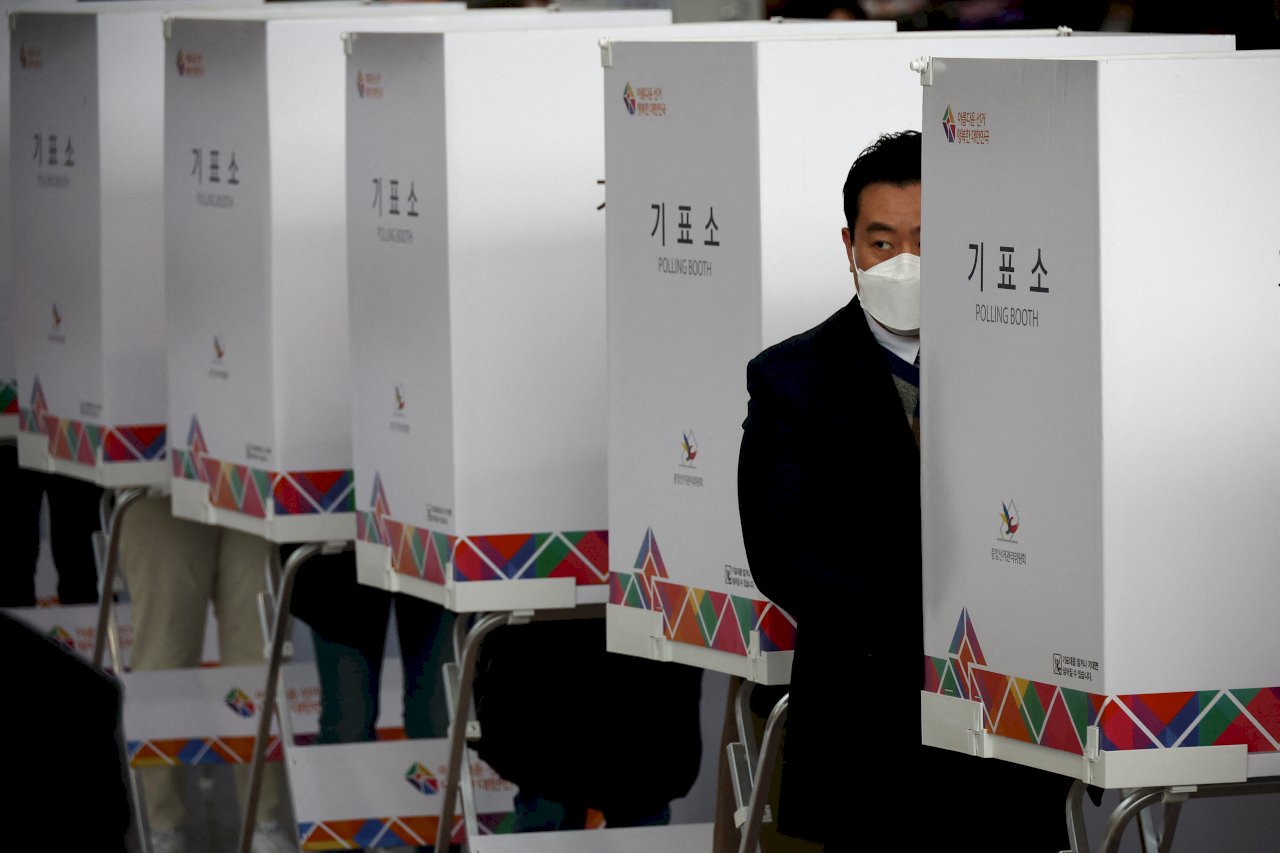Election commission researching voting methods for people in quarantine