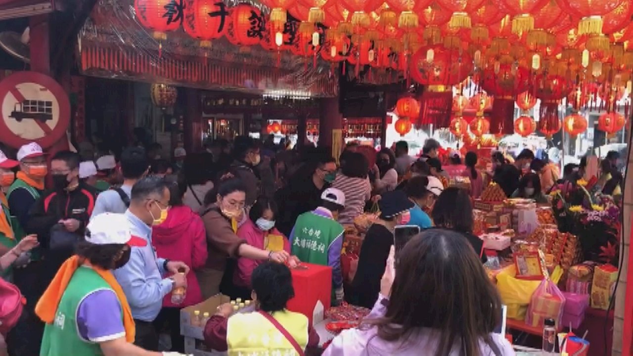 VIDEO: Worshipers in Tainan pray for prosperity on earth god’s birthday